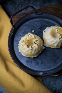 Sarı ve siyah arkaplanlı şekerli limonlu pasta. Turtalı kek, haşhaşlı, geleneksel Amerikan mutfağı koyu tonda.