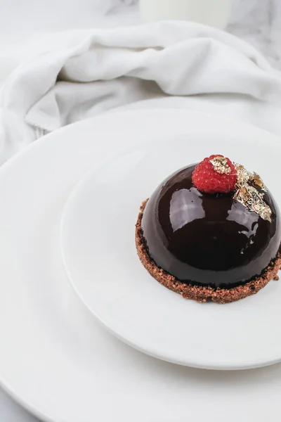 Mousse Chocolat Avec Des Baies Fraîches Sur Une Table Marbre — Photo
