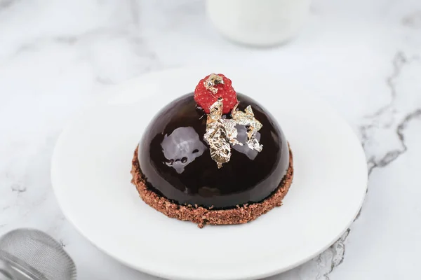 Шоколадний Мус Свіжими Ягодами Мармуровому Столі Сучасні Європейські Десерти Невеликий — стокове фото
