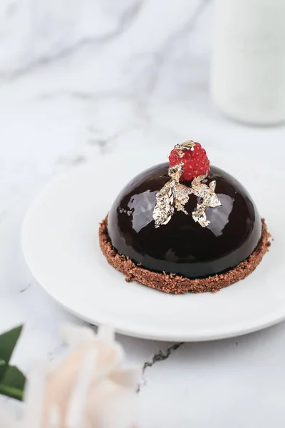 Gâteau Mousse Chocolat Aux Baies Avec Fleur Rose Sur Table — Photo