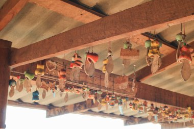 Dualar, kırsal turizm tavanına asılı tahta etiketler üzerine yazılmış bir mesaj istiyor. Tayland Seyahati.