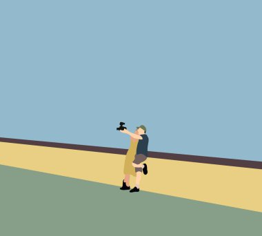 Mavi gökyüzü manzaralı çatı katındaki turist çiftin selfie 'si. Balayı Tatili Tatili.