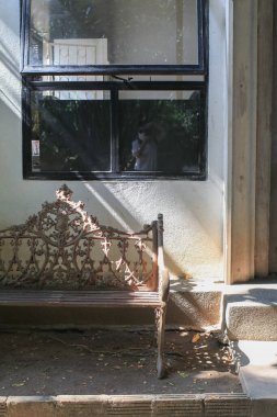 Güneş ışığı ve gölgesi olan taşralı metal bank banyosunu terk et. Bahçe tasarımı, açık hava yaşam tarzı