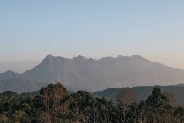 Chiangmai Tayland 'da tropikal yağmur ormanlarında Doi Luang Chiangdao adında bir dağ sırası. Açık hava seyahati arka plan duvar kağıdı.