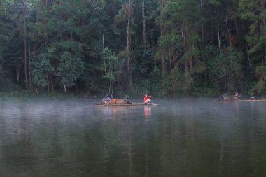 Kürek çeken bambu salları Pang Ung 'un gölün üzerinde sisli turizm, Mae Hong' un oğlu, Tayland, 18 Aralık 2025