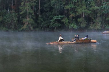 Kürek çeken bambu salları Pang Ung 'un gölün üzerinde sisli turizm, Mae Hong' un oğlu, Tayland, 18 Aralık 2025