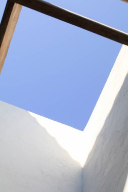 Ahşap tavan, gökyüzü arka planına sahip modern mimari endüstrisi. Konut inşaatı projesi