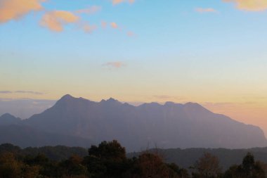 Doi Luang Chiang Dao Dağı, Chiang Mai 'de gün doğumu gökyüzü. Kuzey Tayland. Doğa manzarası.