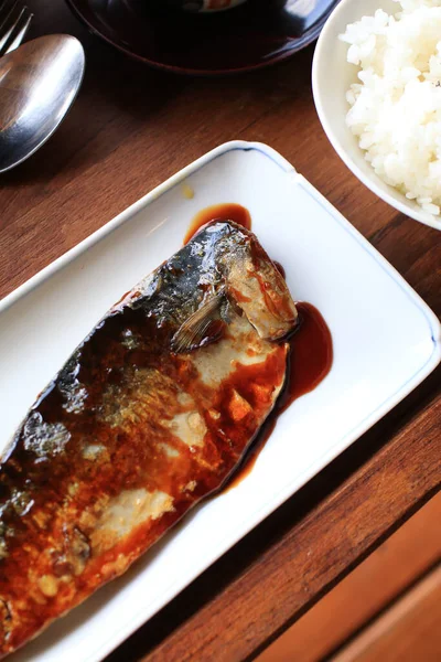 Saba ahşap masada teriyaki soslu ızgara uskumru. Saba Shioyaki - Geleneksel Japon yemekleri.