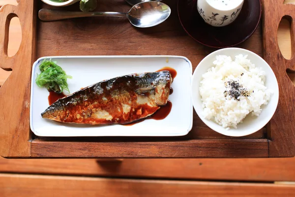 Saba ahşap masada teriyaki soslu ızgara uskumru. Saba Shioyaki - Geleneksel Japon yemekleri.