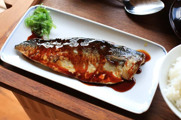 Saba ahşap masada teriyaki soslu ızgara uskumru. Saba Shioyaki - Geleneksel Japon yemekleri.