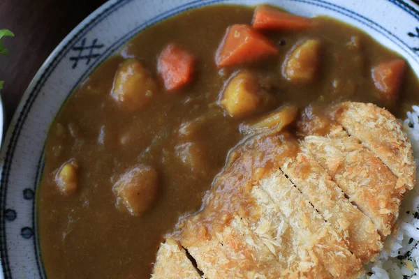 Güzel tabakta pirinçli domuz pirzolası. Popüler Japon yemek takımı.