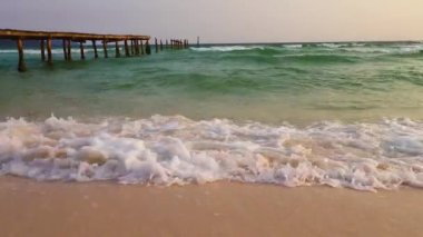 Kamboçya 'daki Koh Rong Adası' nda hafif dalgalar kıyıya vuruyor.
