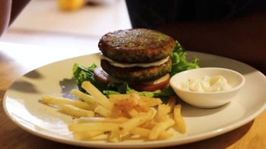 Ev yapımı vejetaryen burger yemek nohuttan yapılır ve vegan mayonezle eşleştirilir.