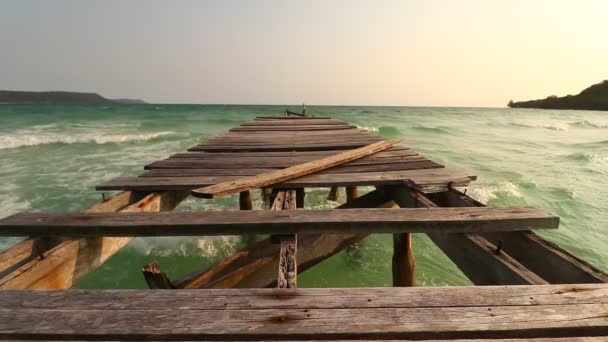 Muelle Madera Roto Frente Mar Abierto Las Olas Entrantes Muestra — Vídeo de stock