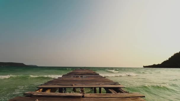 Patah Kayu Dermaga Menghadap Laut Terbuka Dan Gelombang Masuk Menunjukkan — Stok Video