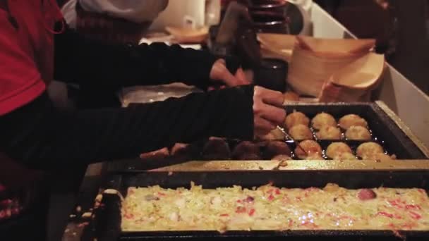 Vendedor Comida Rua Vendendo Takoyaki Bolas Polvo Lanche Japonês Forma — Vídeo de Stock