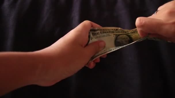 两只手抢一张一美元的钞票 显示了经济下滑 金融危机和由于Covid 19大流行病而破产的概念 — 图库视频影像