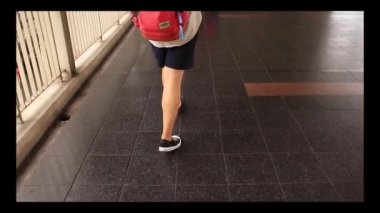 Sadece editörler kullanır. Bangkok 'taki Asok BTS Skytrain istasyonunda yürüyen insanlar