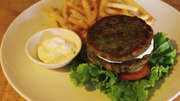 Hambúrguer Vegetariano Caseiro Feito Ervilhas Com Batatas Fritas Maionese Vegan — Vídeo de Stock