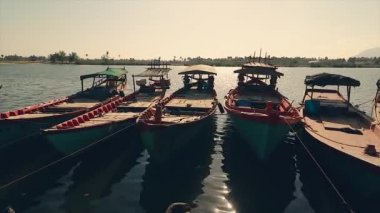 Kamboçya 'nın geçim kaynağını ve kültürünü gösteren Khmer balıkçı teknelerinin hızlandırılmış videosu