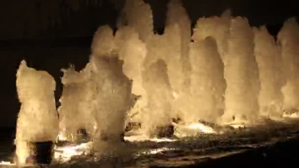 Beleuchteter Springbrunnen Der Nachts Wassersäulen Als Schauspiel Ausschüttet — Stockvideo