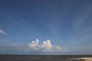 Deniz ve mavi gökyüzü ve arka planda bulut