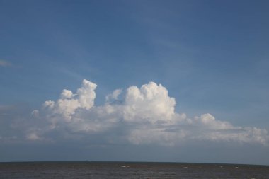 Mavi Gökyüzü ve Bulut Arkaplanı