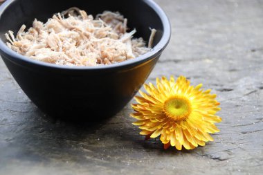 Kuru kasımpatı çiçekleri eski bir ahşap masada
