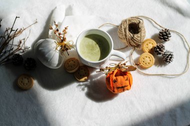 Sonbahar sezonunda evde konfor ve sıcak bir yaşam gösteren kavramsal durgun yaşam