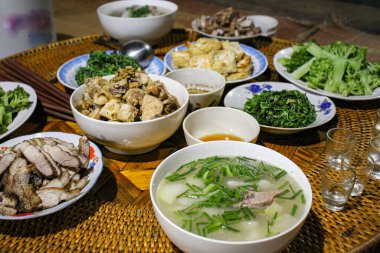 Hmong yerel yemekleri Ha Giang, Vietnam 'da bir çiftlikte servis ediliyor.