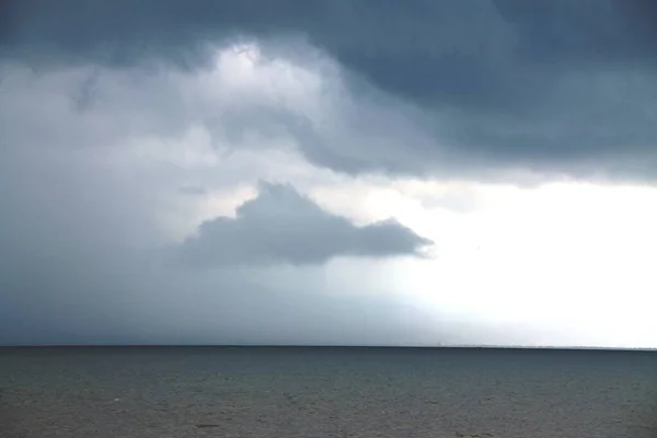 Bulutlu deniz ve gökyüzü