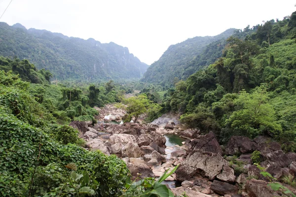 Hermosa Cascada Las Montañas — Foto de Stock