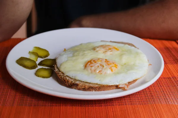 Gros Plan Une Assiette Petit Déjeuner Avec Sandwich Avec Oeuf — Photo