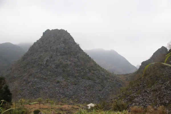 越南沙芬东湾喀斯特高原地质公园的山景风景 — 图库照片