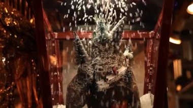 Bangkok, Tayland 'da yapay kar manzaralı Animatronik Noel Köyü