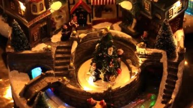  Tayland 'ın Bangkok şehrinde dönen Noel ağacıyla birlikte animasyon minyatür Noel Köyü sergisi
