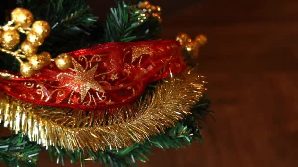 Acercamiento Luces Centelleantes Adornos Dorados Brillantes Árbol Navidad — Vídeo de stock