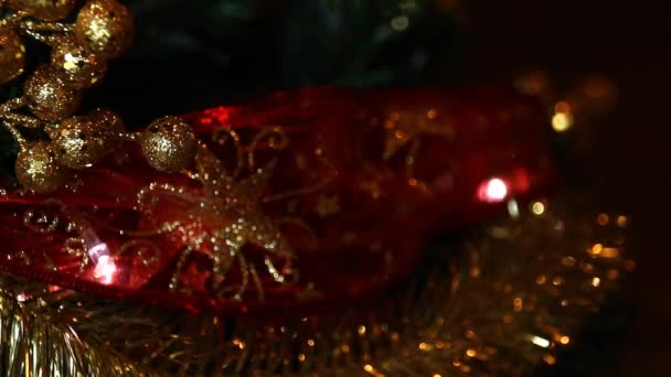 크리스마스 위에서 반짝이는 불빛과 황금색 장식물을 클로즈업 — 비디오
