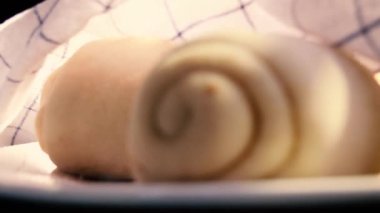 Ev karantinası sırasında pişirmek için fırına konmaya hazır tarçınlı ekmek rulolarının odak noktası covid-19 pandemisi.
