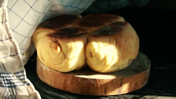 Yeni Pişmiş Tarçınlı Ekmek Rulolarını Kaplamak Sonbahar Sezonu Için Konsept — Stok video