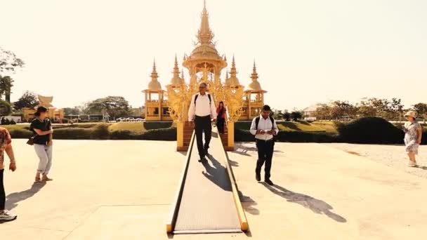 Uitsluitend Redactioneel Gebruik Toeristische Bezienswaardigheden Wat Rong Khun Witte Tempel — Stockvideo