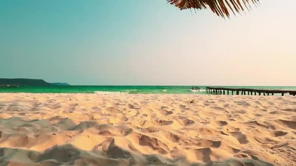 Paisaje Verano Una Playa Arena Blanca Mar Azul Tropical Cielo — Vídeo de stock