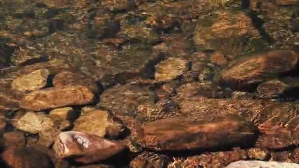 Klar Rinnande Vatten Över Stenar Naturlig Källa — Stockvideo