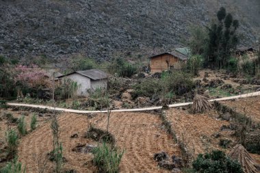 Kuzey Vietnam 'ın Dong Van bölgesindeki Sung La dağ köyündeki geleneksel eski evin sinematik ve karamsar kış manzarası