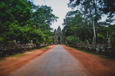 Angkor Thom 'un kapıları Siem Reap, Kamboçya' daki Bayon Tapınağına açılıyor.