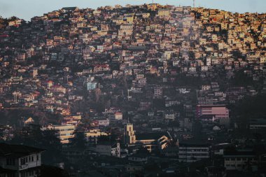 Filipinler 'in dağlık kesimlerindeki Baguio şehrinin üzerinde gündoğumundan gelen altın ışık.