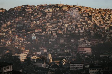 Filipinler 'in dağlık kesimlerindeki Baguio şehrinin üzerinde gündoğumundan gelen altın ışık.