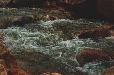 Nehirdeki dalgalı suyu kapat.