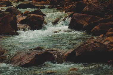 Nehirdeki dalgalı suyu kapat.